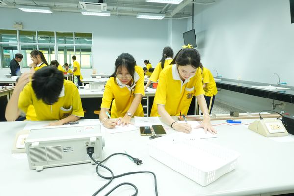 โรงเรียนปรีชานุศาสน์